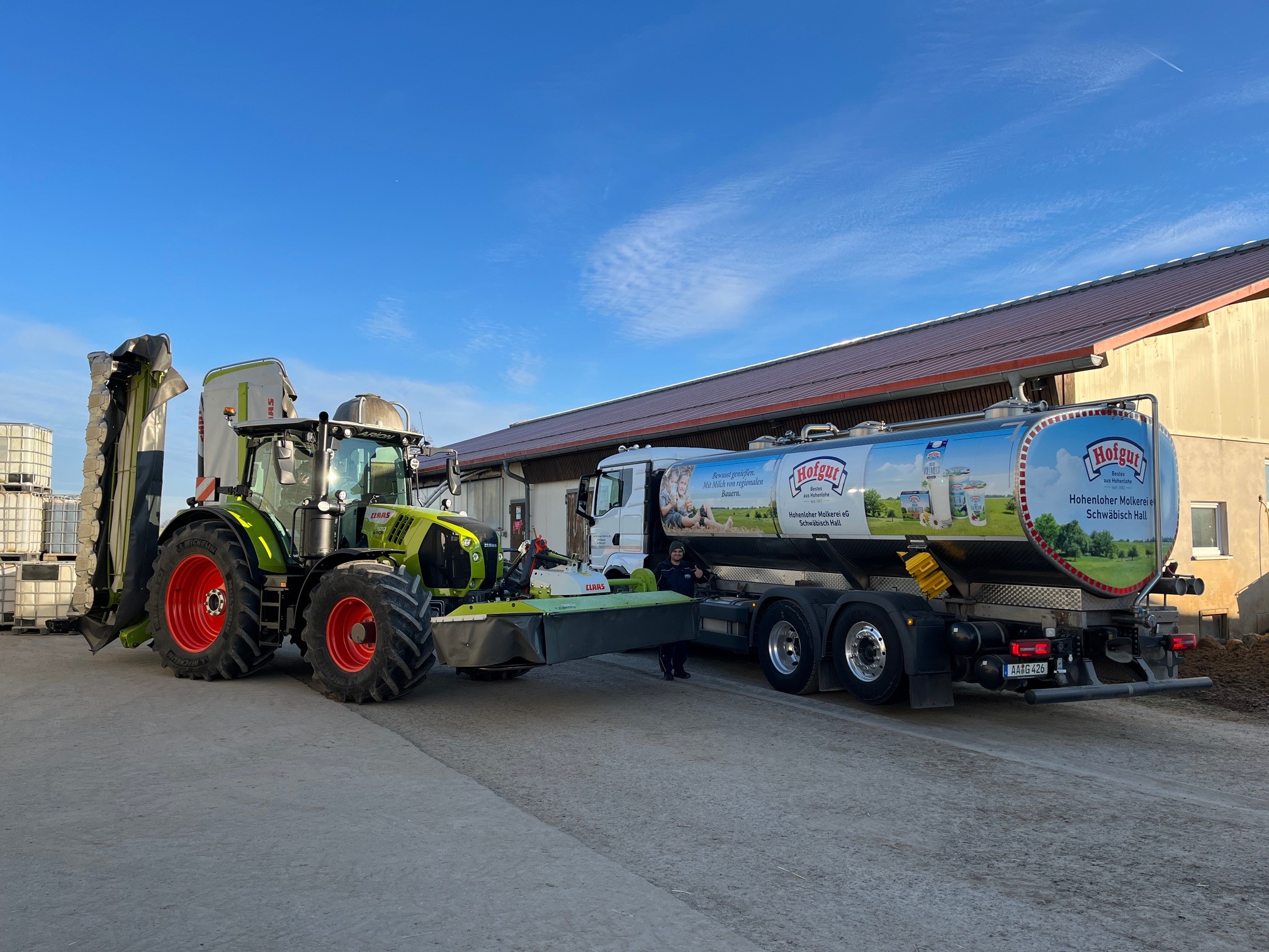 Claas vor Milchwagen 