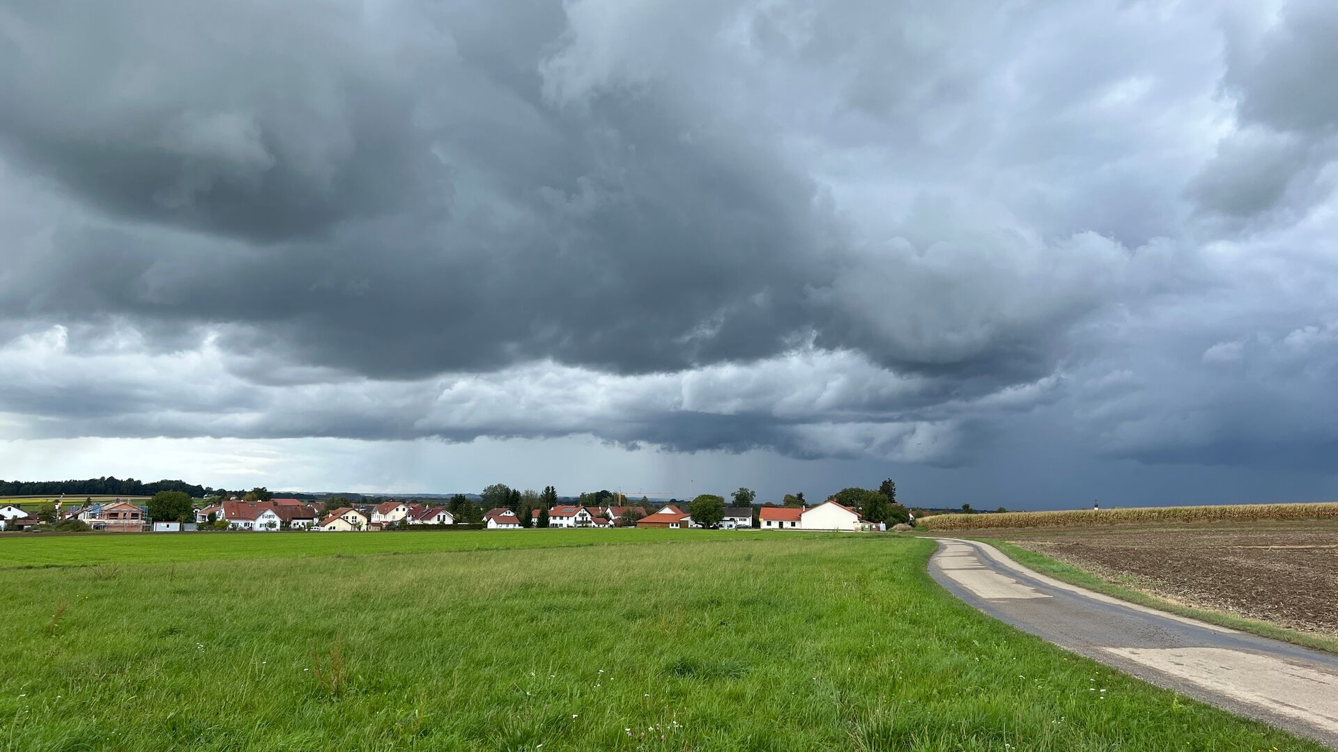 Dunkle Wolken über dem Feld 