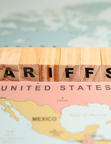 USA Karte, auf der mit Würfeln der Schriftzug "Tariffs" steht