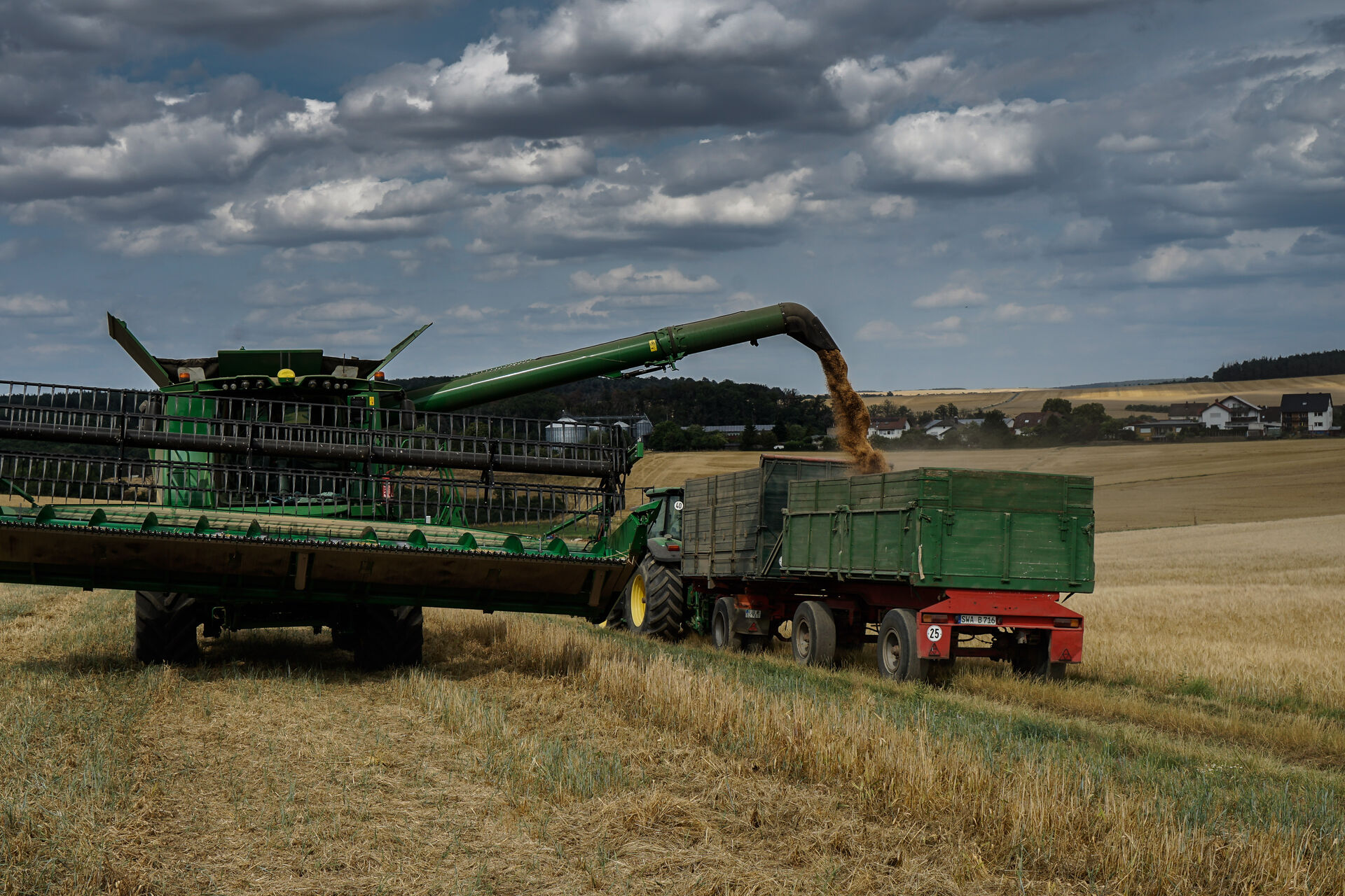 John Deere Mähdrescher bei der Ernte 