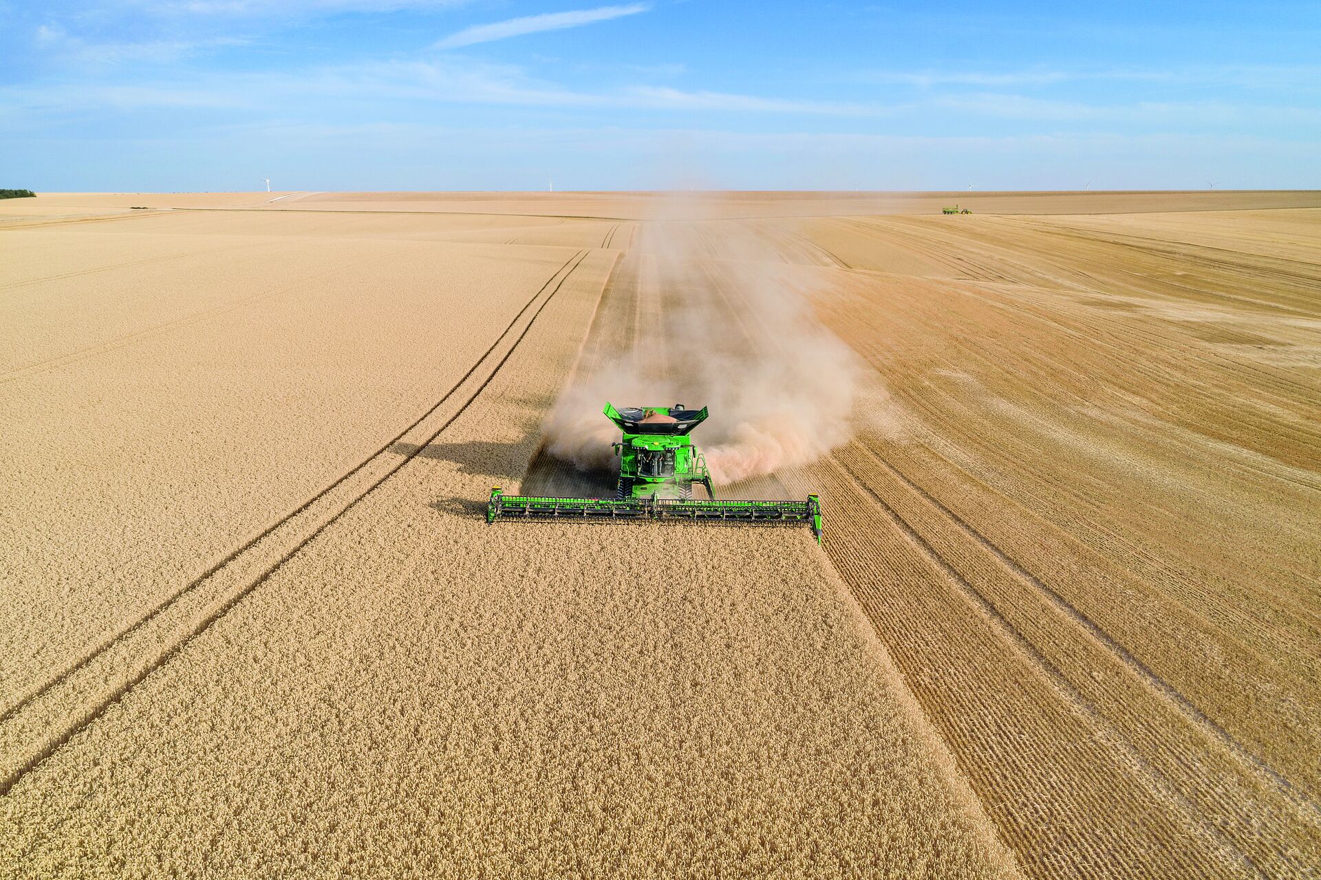 John Deere Mähdrescher im Getreidefeld 