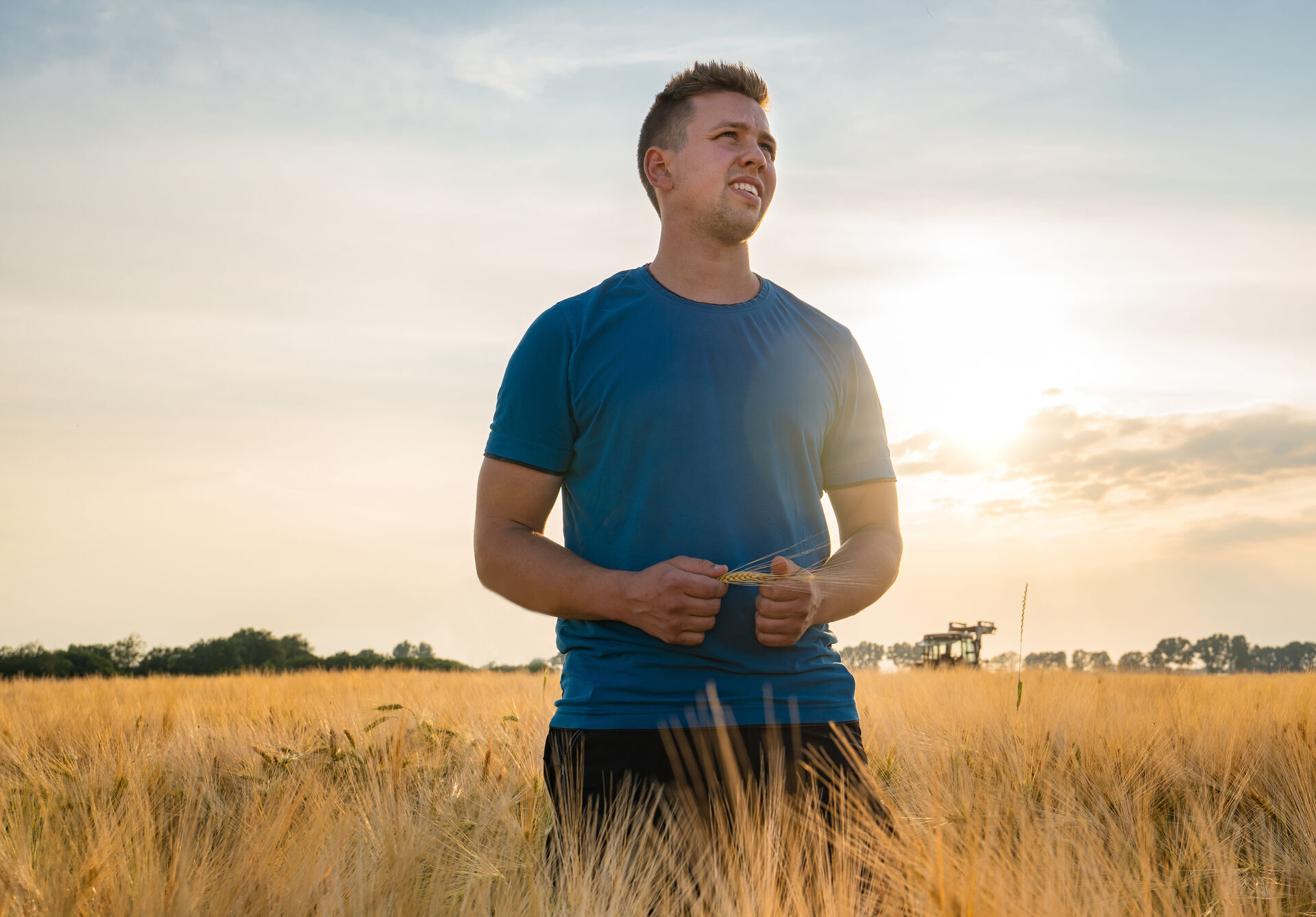 Junger Landwirt schaut in die Zukunft 