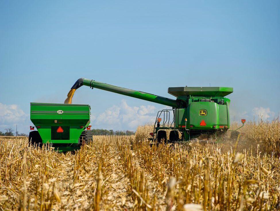 John Deere Mähdrescher erntet Körnermais 