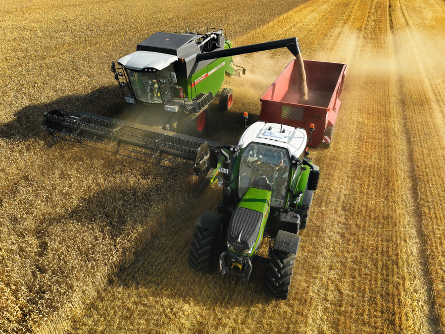 Fendt Mähdrescher und Fendt Traktor auf Getreidefeld