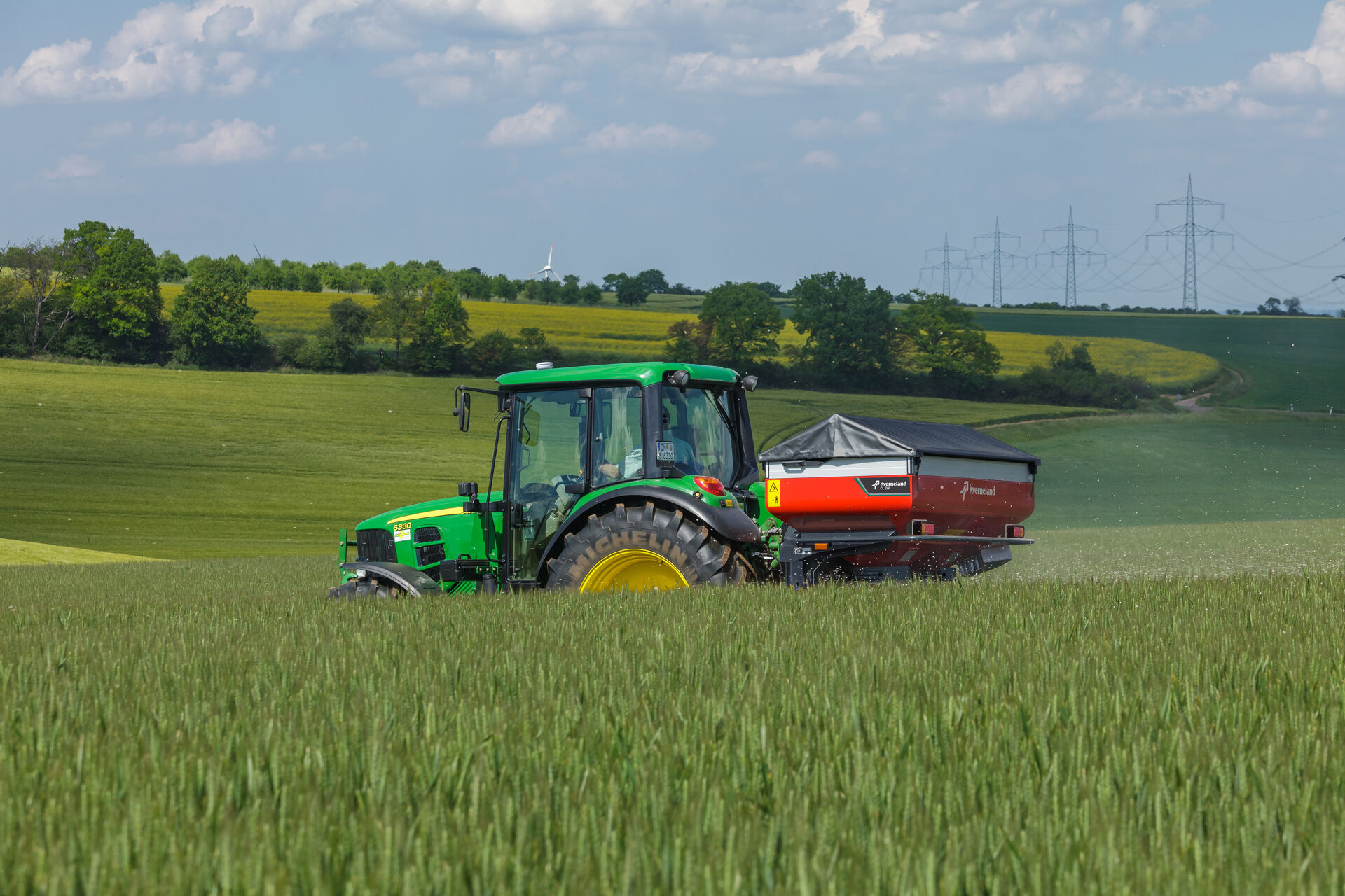 Düngerstreuer im Feld 